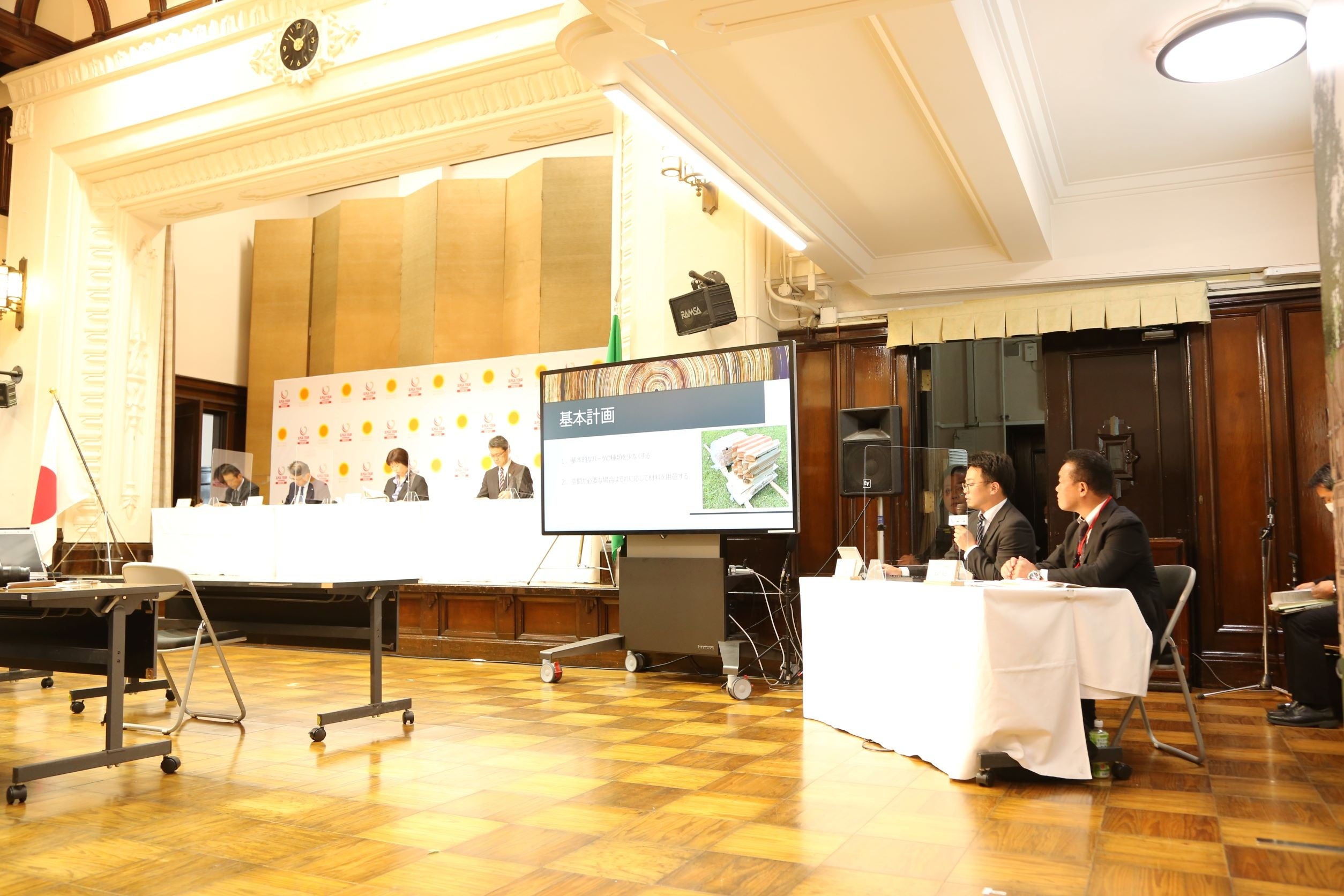 木製観戦スタンドについてのプレゼンの様子