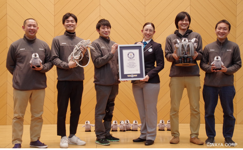 「PENTA-X」を開発した技術者とギネスワールドレコーズ公式認定員（左から、植野、亀井、緑川、公式認定員、赤井、北川）