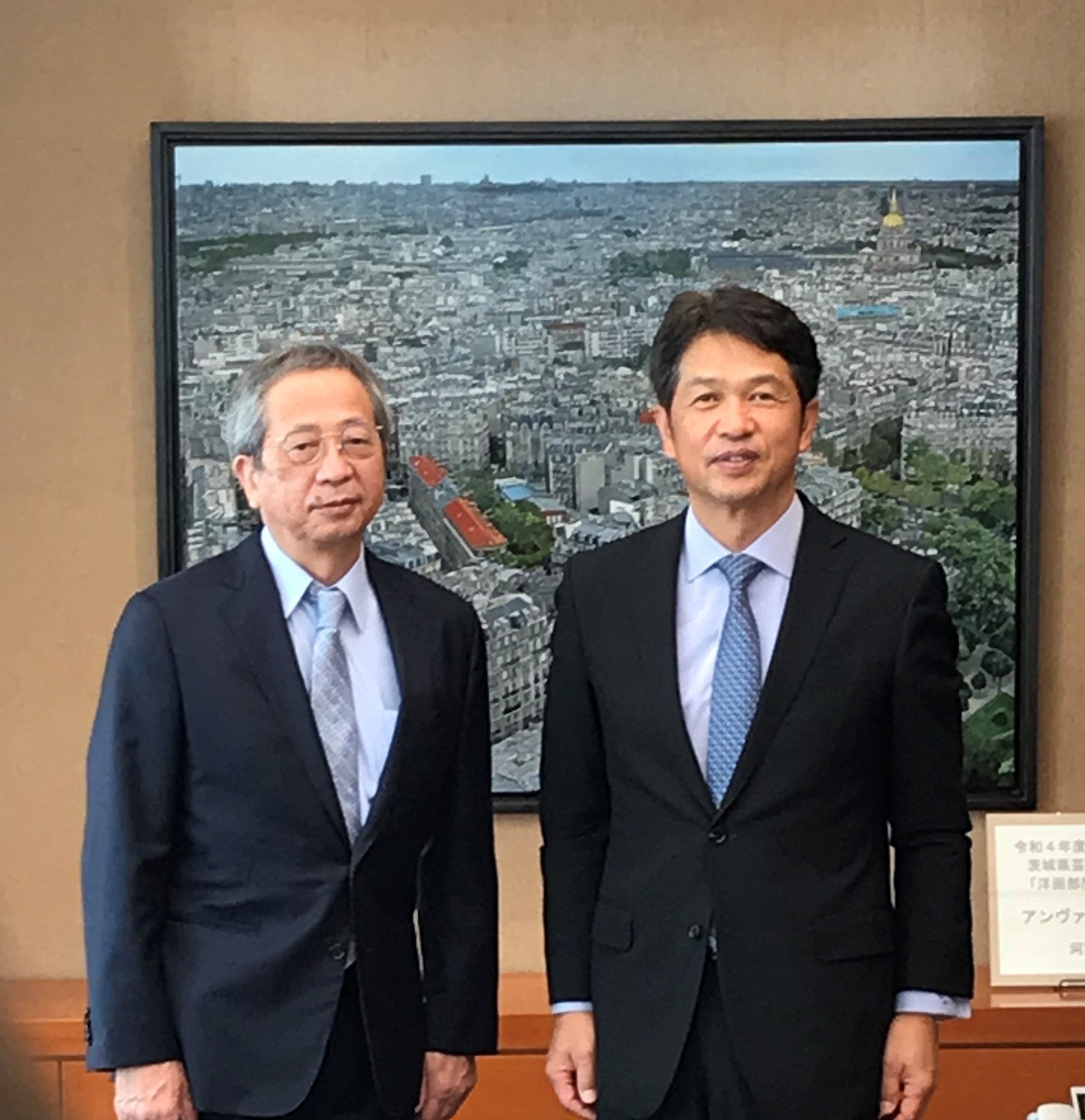 左）株式会社ファーマインド社長 堀内達生、右）大井川和彦茨城県知事