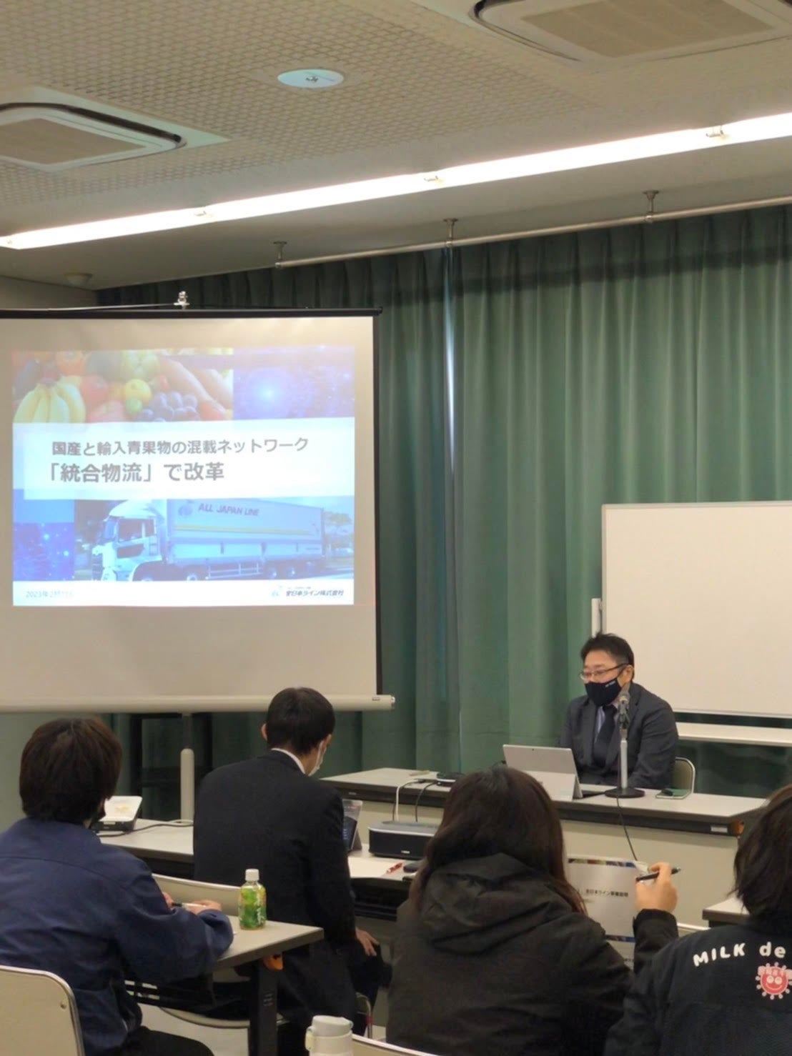 研修会で講話する全日本ライン・阿部取締役