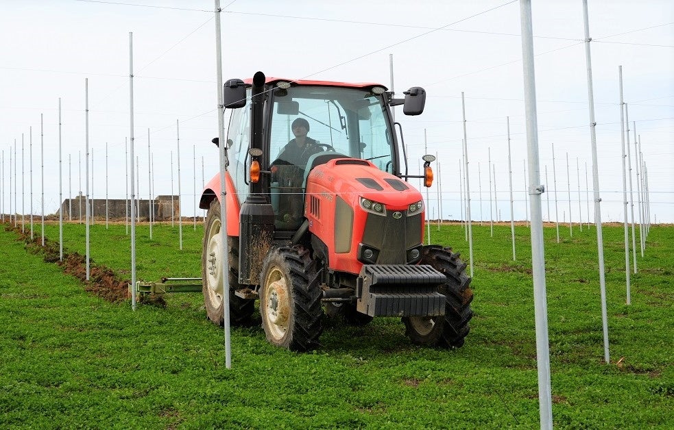 トラクターを利用した定植作業