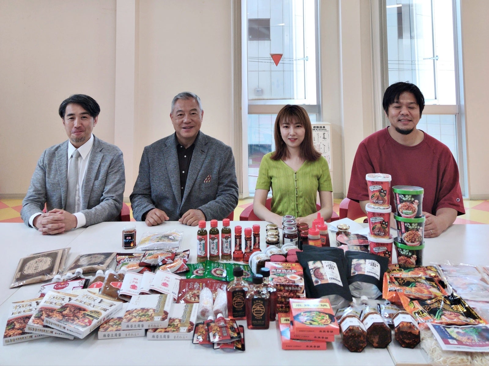 左から麻辣連盟幹事長の菊池一弘、陳家私菜オーナーの陳龐湧、四川省YouTuberのヤンチャン、四川省公認の四川料理の専門家 中川正道