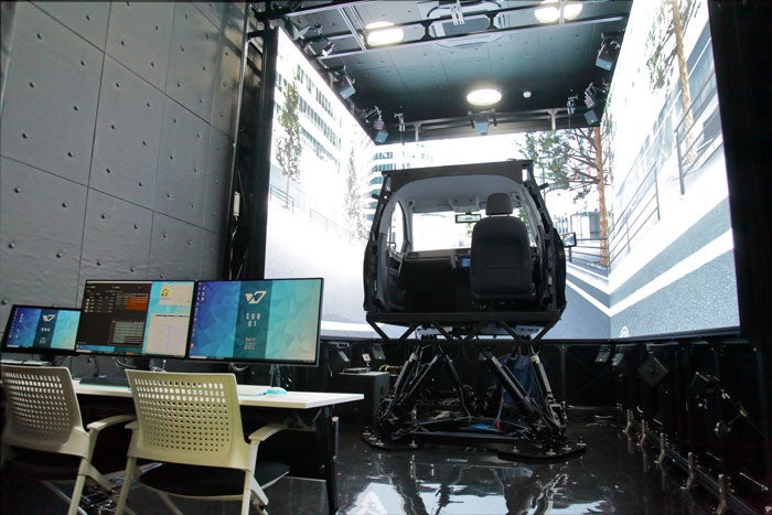 施設内全景。超高精細LEDディスプレイを正面・左右の3面に配置。