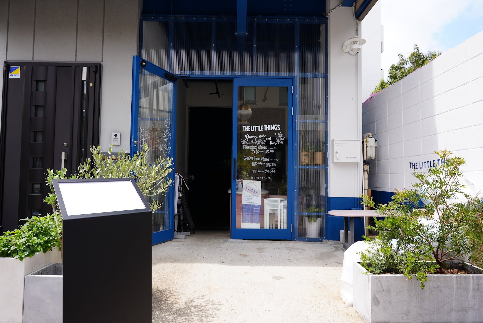 路面店同様1F入り口に看板置けます