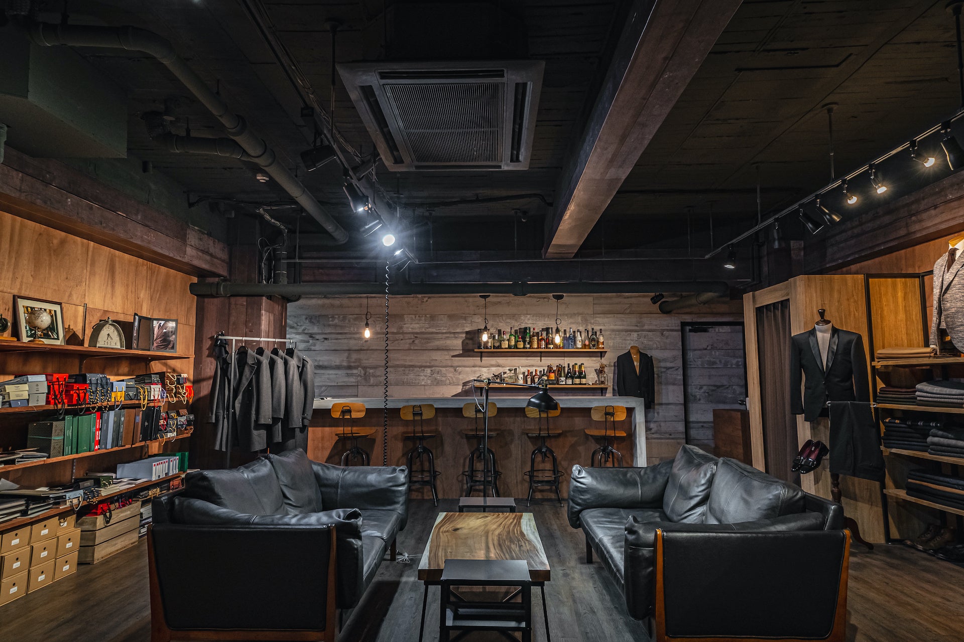 BARが併設されウイスキーを嗜みながらオーダーできる素敵な空間