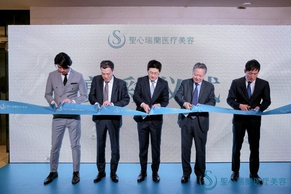 第九人民病院・形成外科トップの李青峰 教授(右から2番目。オープニングレセプションにて)