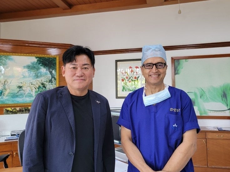 三木谷とNarayana HealthのDevi Prasad Shetty医師（左から）