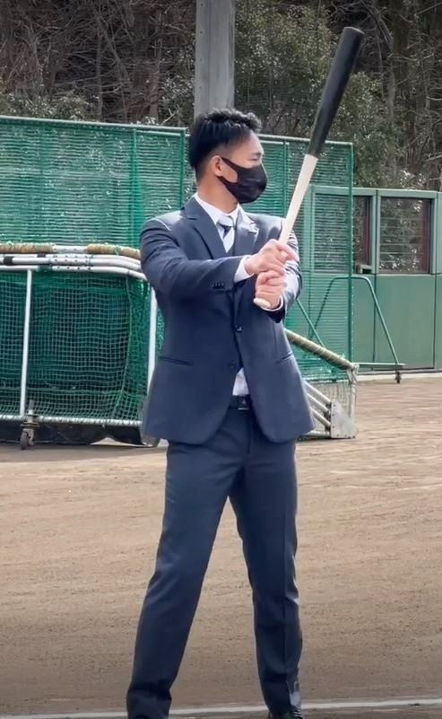 本番前に素振りする中川選手
