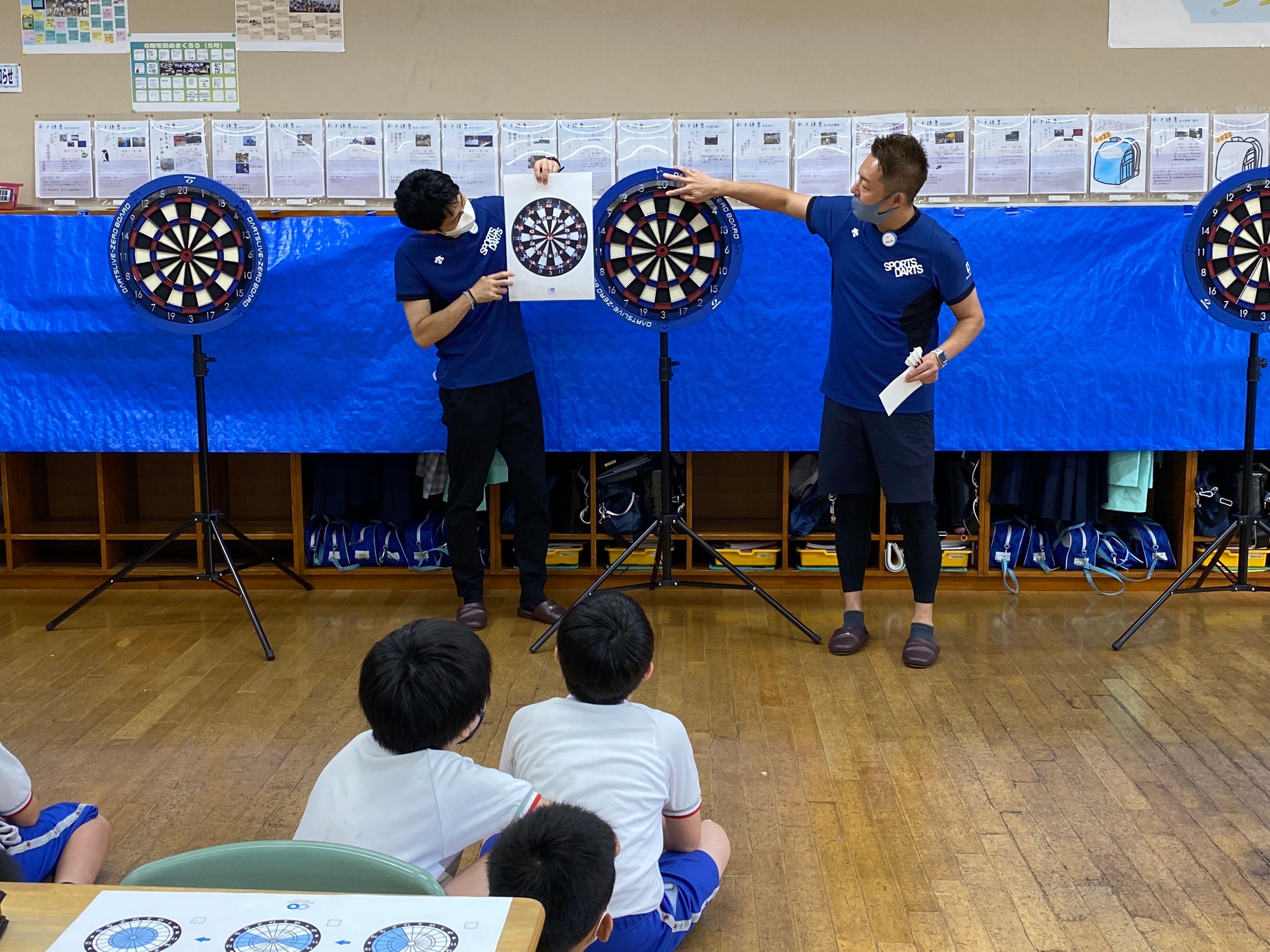 スコアの見方を説明するダーツライブスタッフ