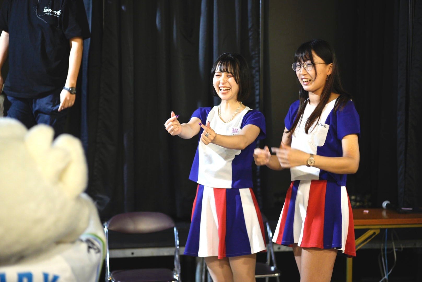 会場にはダーツライブ「ライブクイーン」の2人も