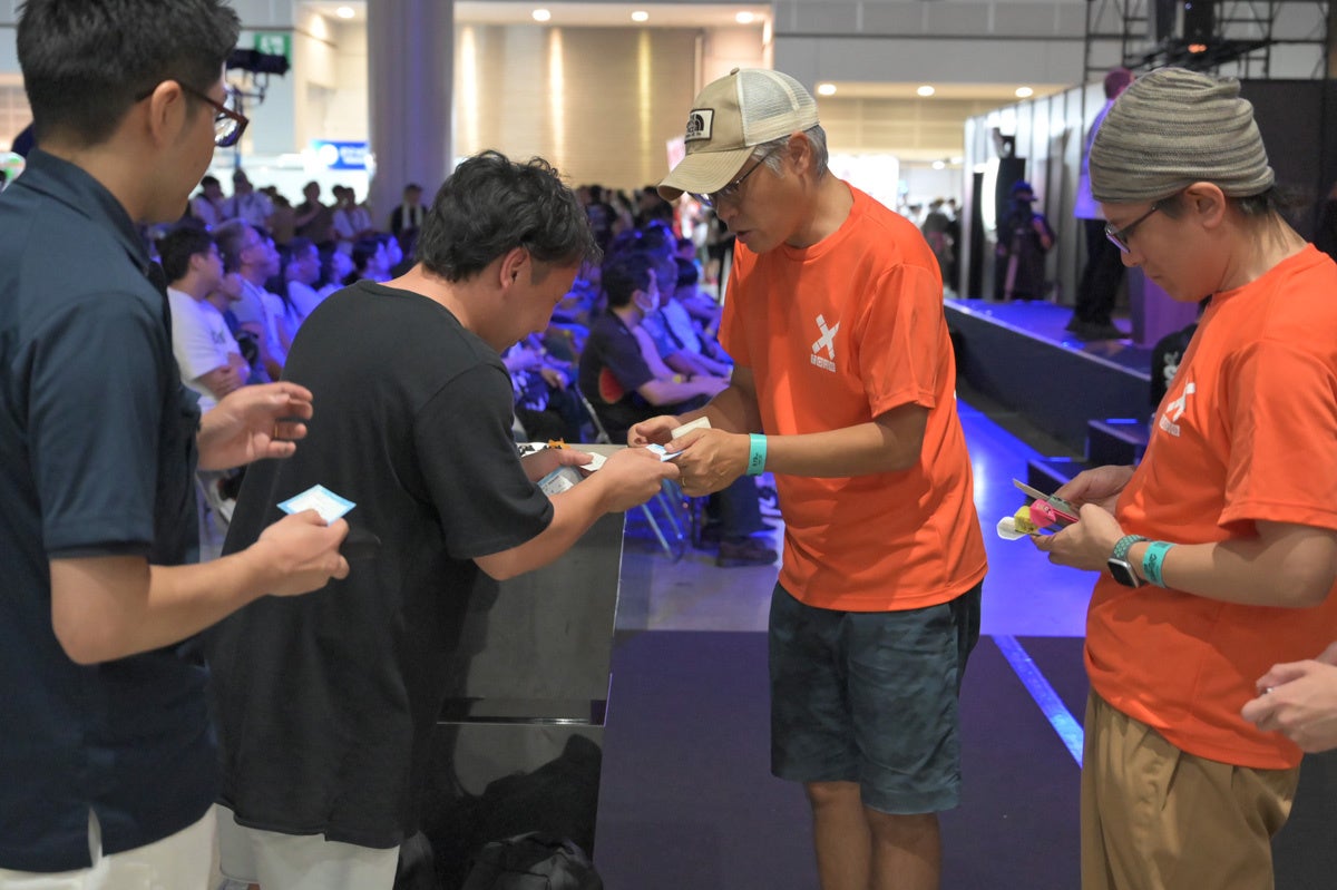 「ダーツライブ企業対抗戦2023」では対戦前に名刺交換を