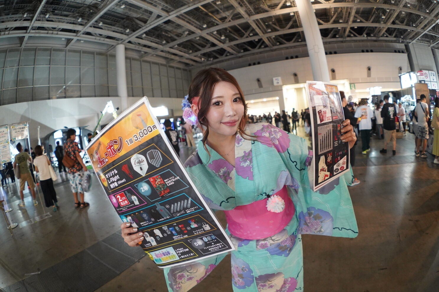 さまざまなダーツメーカーが販売ブースを出展