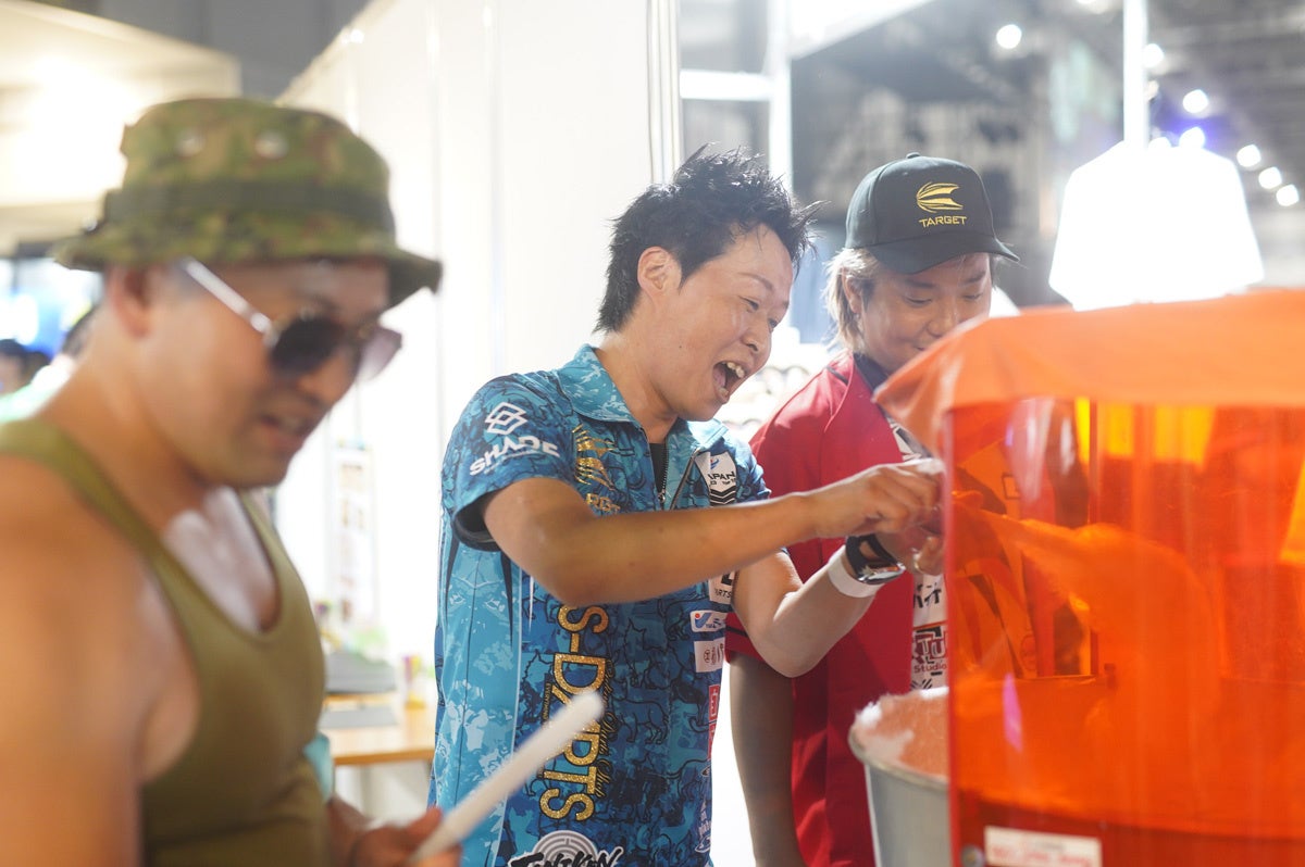 人気ダーツプレイヤーが来場者に綿菓子を作るシーンも