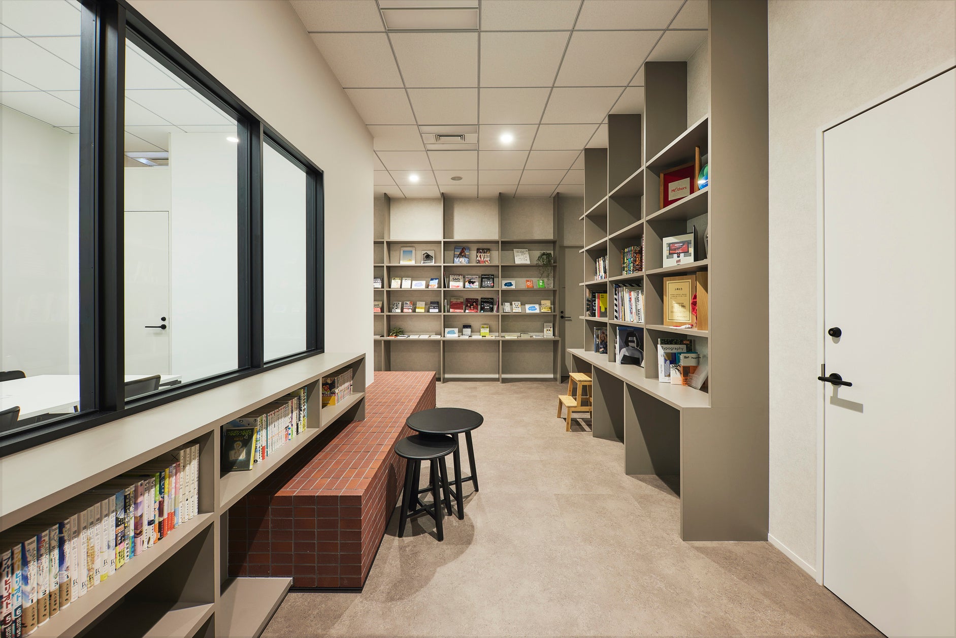 ただの廊下ではない、窓やベンチのある繋がるきっかけのライブラリー動線