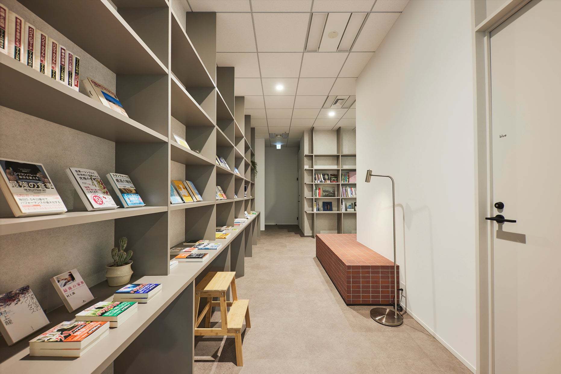 会社のおすすめ本やチームの書籍が並ぶライブラリーを動線上に配置し社員同士が繋がるきっかけとなるエリア