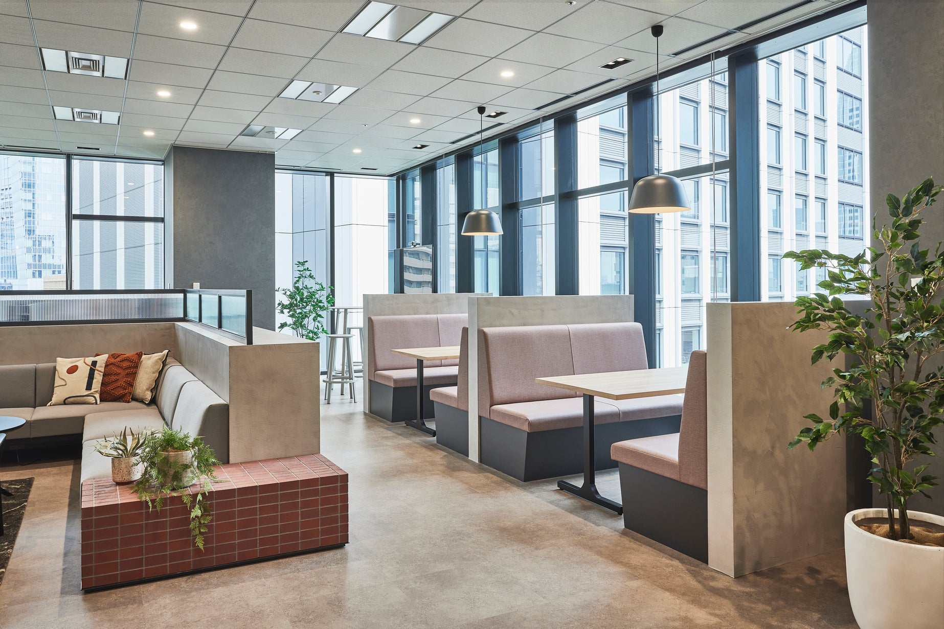 打合せで使いやすいファミレス席と壁で仕切らない小路での緩やかなエリアゾーニング