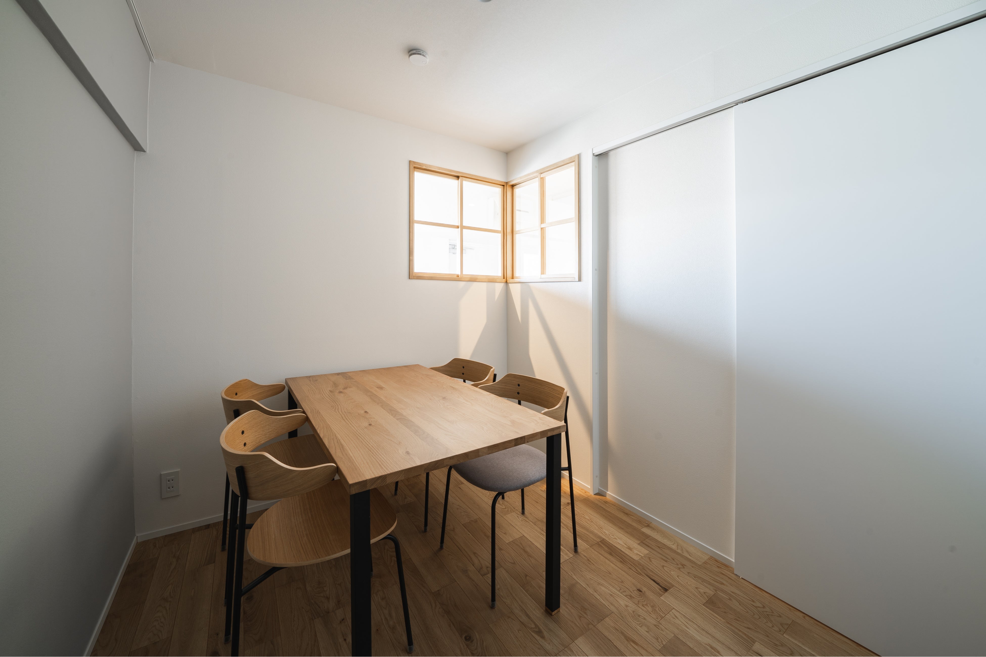 L字の内窓を付けることで、窓がない個室にも光が差し込み、開放感がアップ