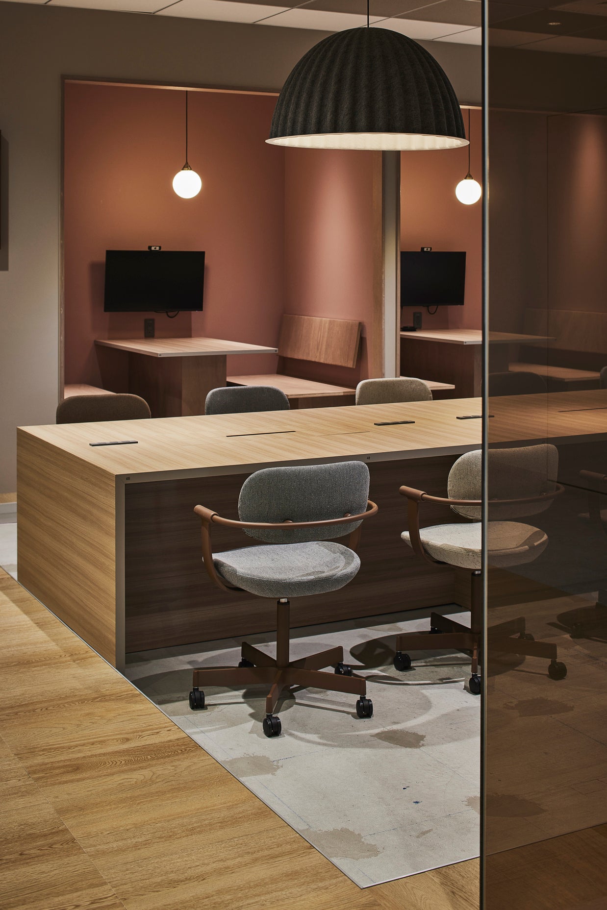 オフィスの中心となるワークラウンジ