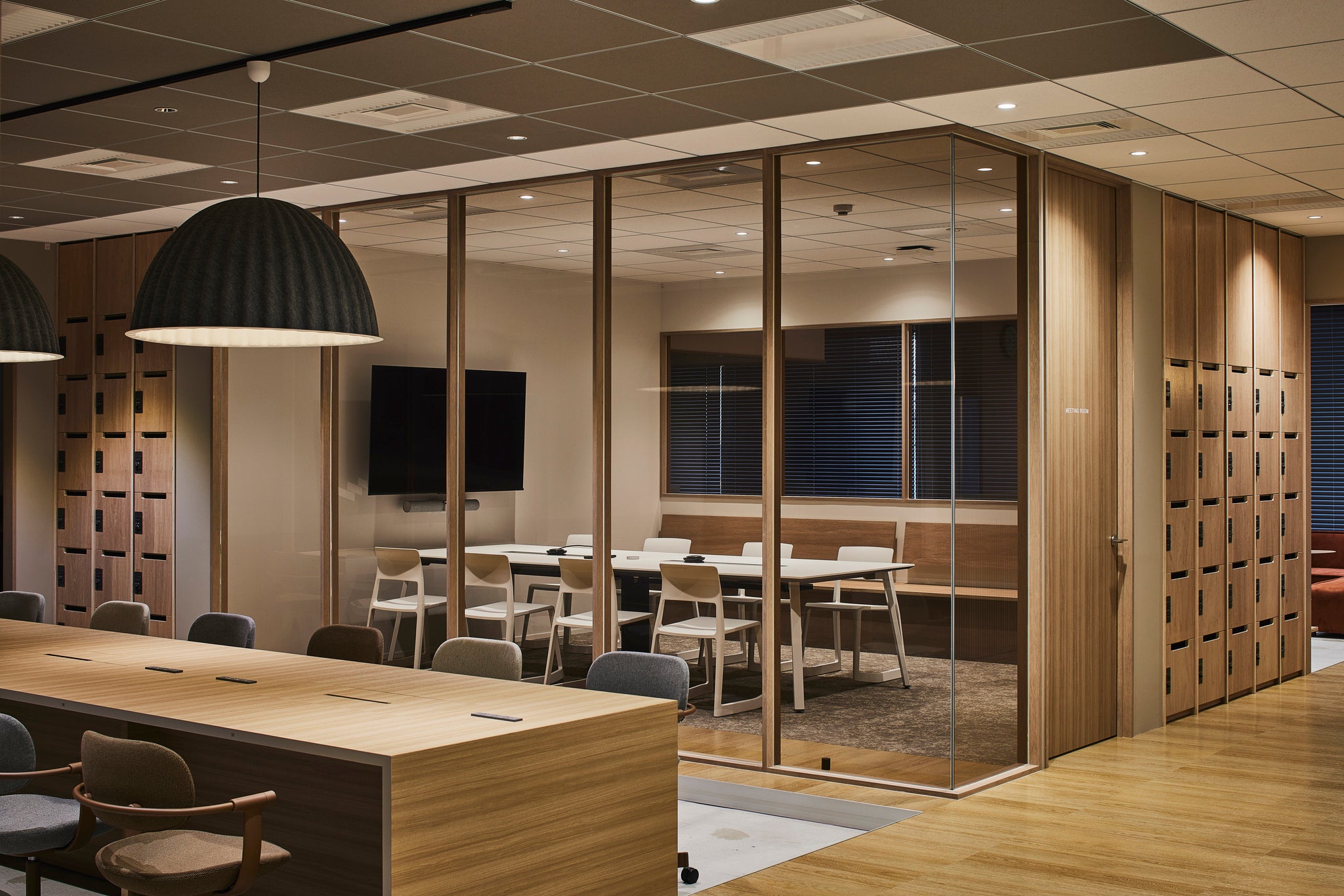 ワークラウンジからリフレッシュスペースまで会議室越しに見渡せるガラス間仕切