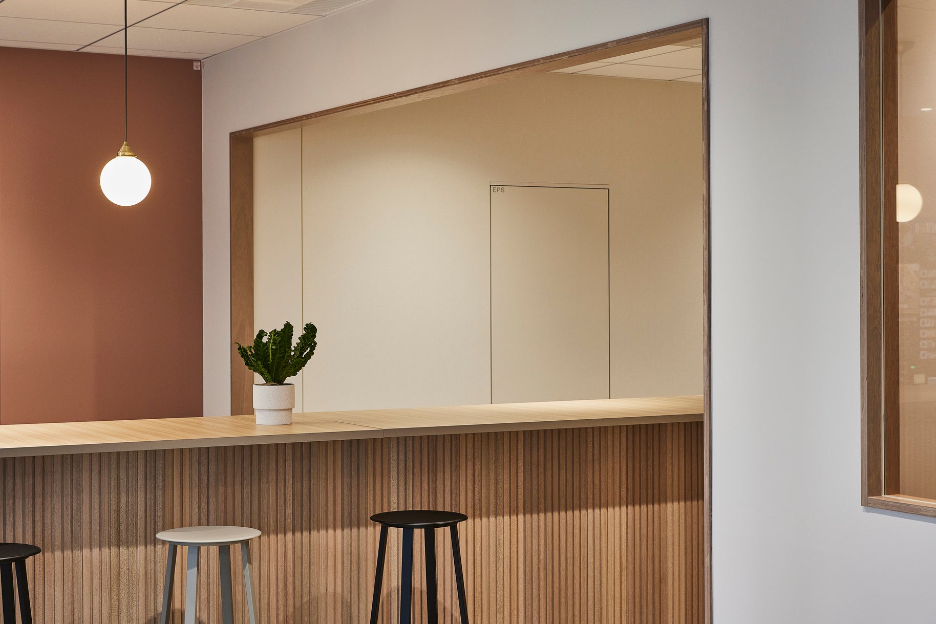 エリアを緩やかに仕切る門型の壁