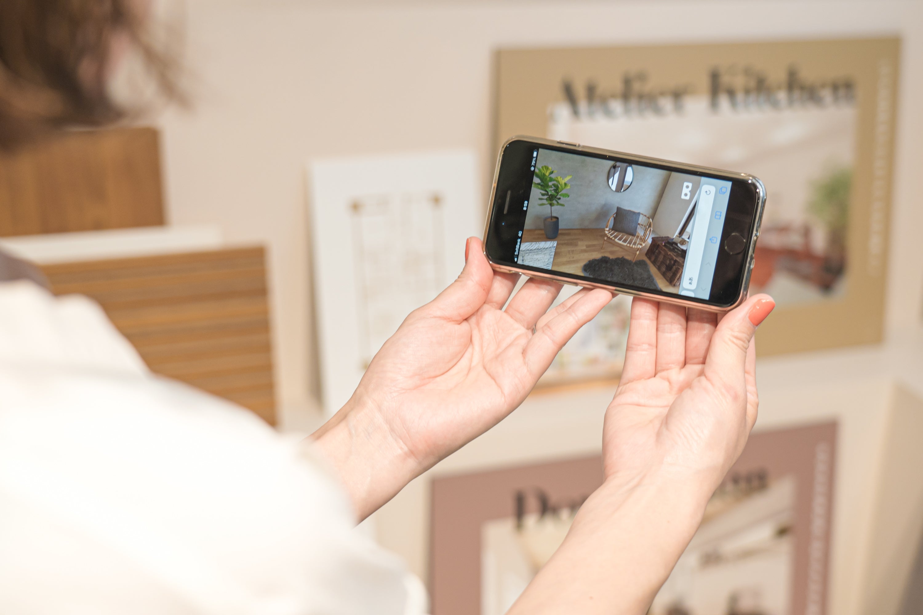 パッケージリノベーション商品の展示では、VRを使って複数の内装デザインを見ることができる