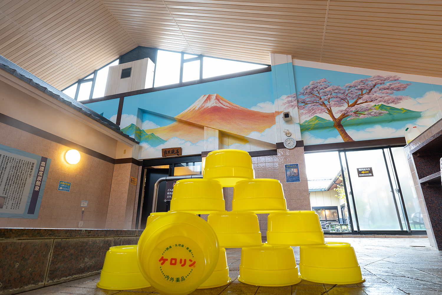 女性浴室ペンキ絵（赤富士）