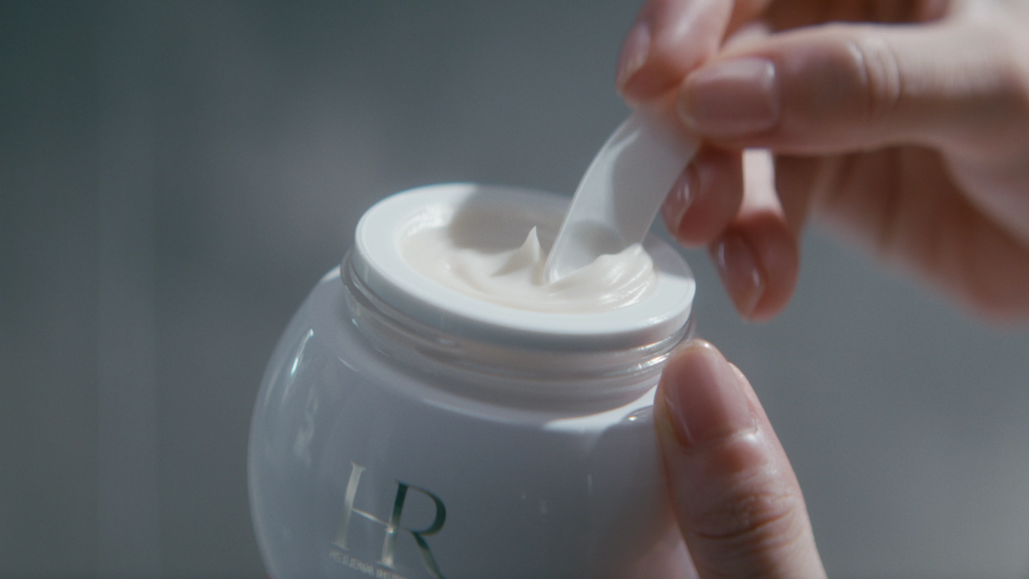 ヘレナ ルビンスタイン ブランド創立120周年】明日海りおが2人の女性を