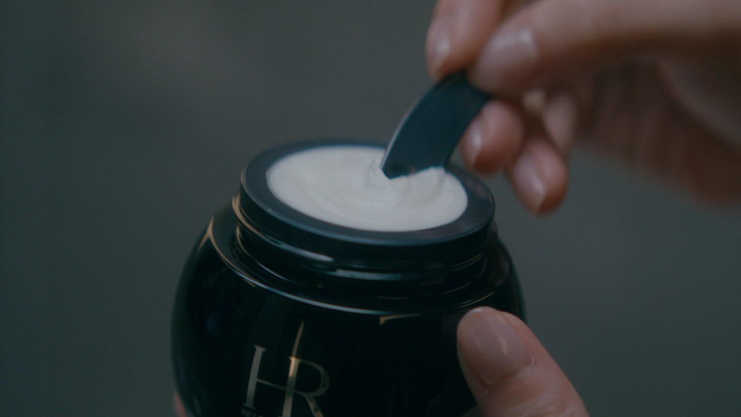 ヘレナ ルビンスタイン ブランド創立120周年】明日海りおが2人の女性を