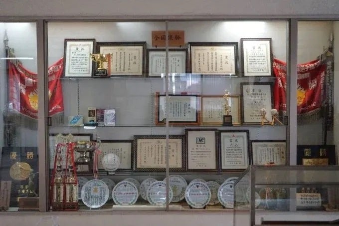 数々の戦績をたたえた賞状・トロフィー