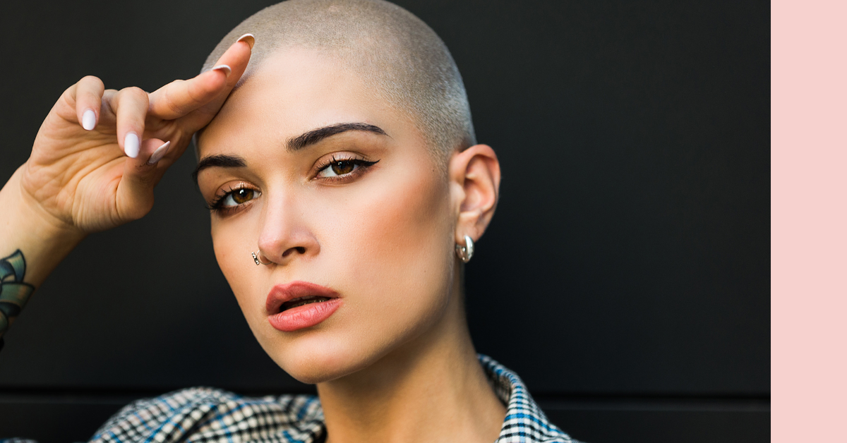 坊主頭女性の写真撮影イメージ