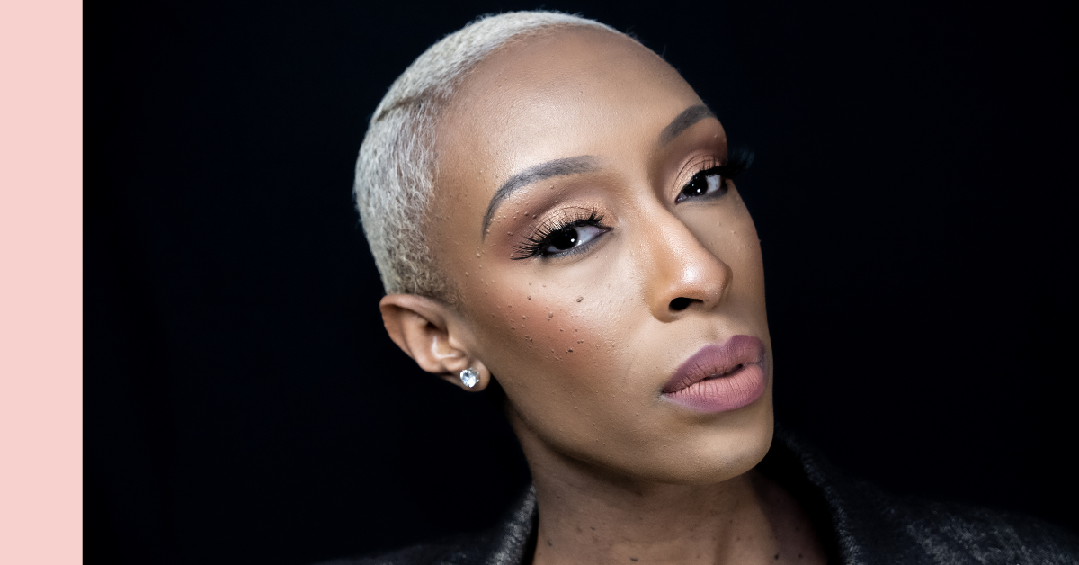 坊主頭女性の写真撮影イメージ