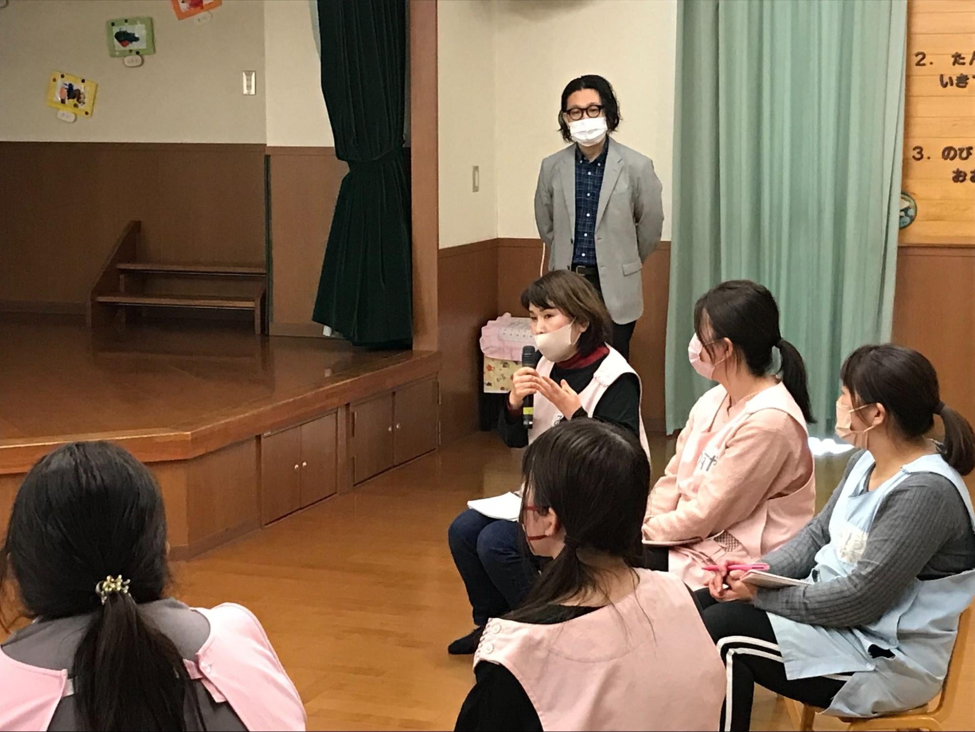 ＜フィードバックMTG｜目線動画視聴後の感想や学びを共有し合う様子＞