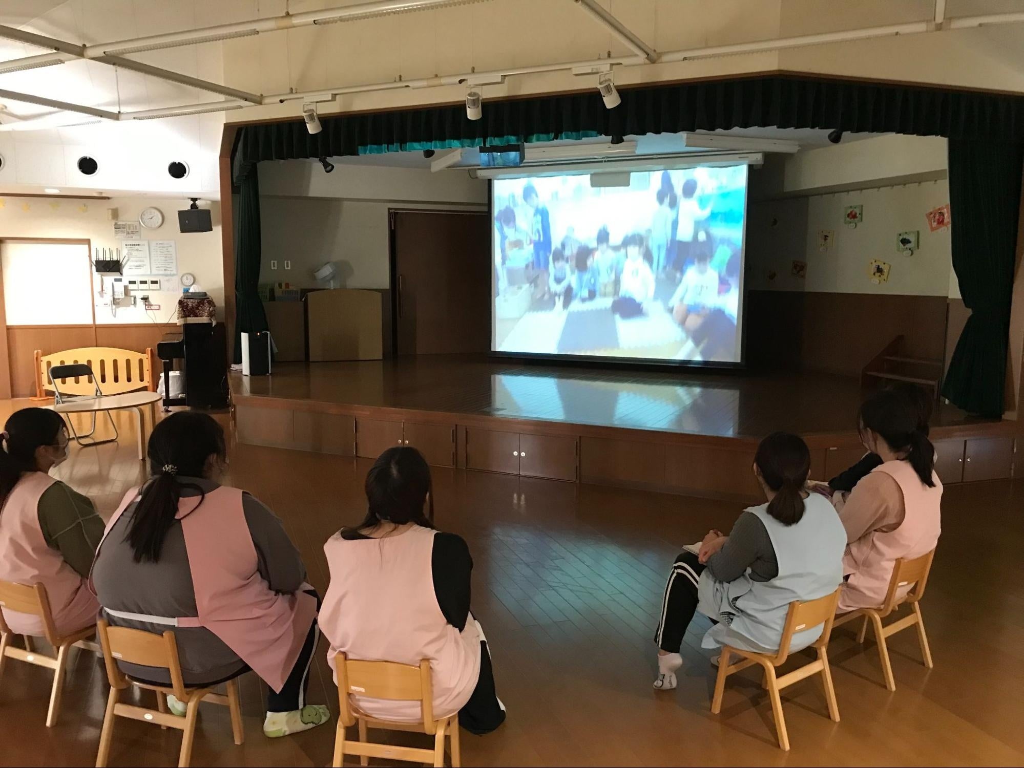 ＜ウェアラブルカメラを装着した保育士が保育する様子＞