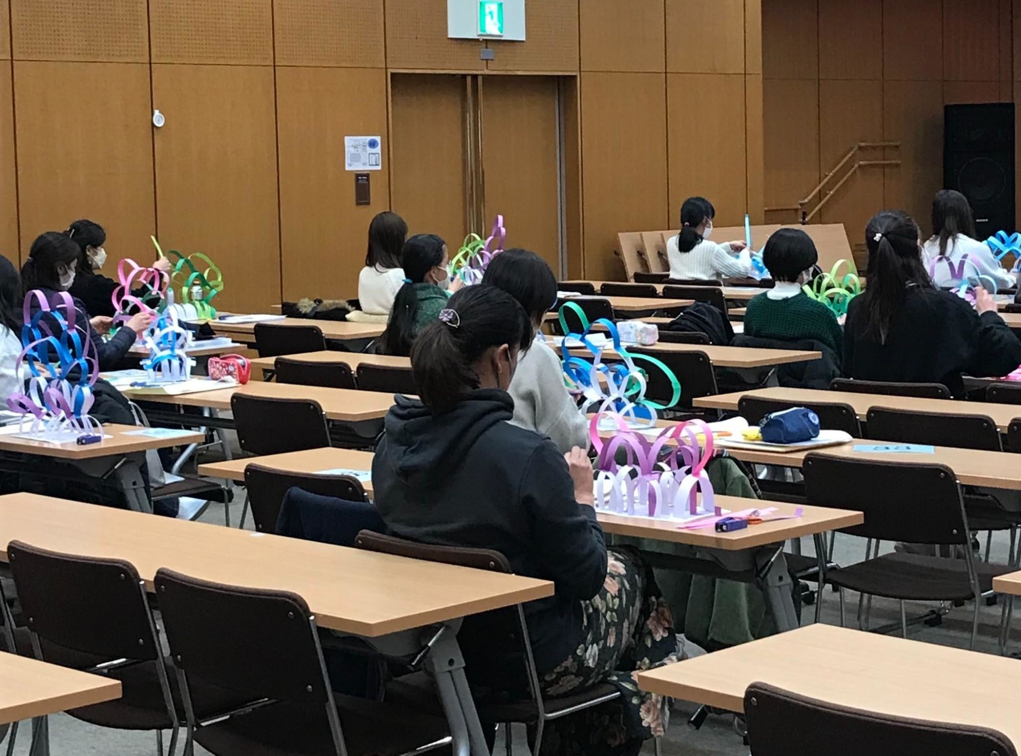 ＜造形に関する講義の様子＞