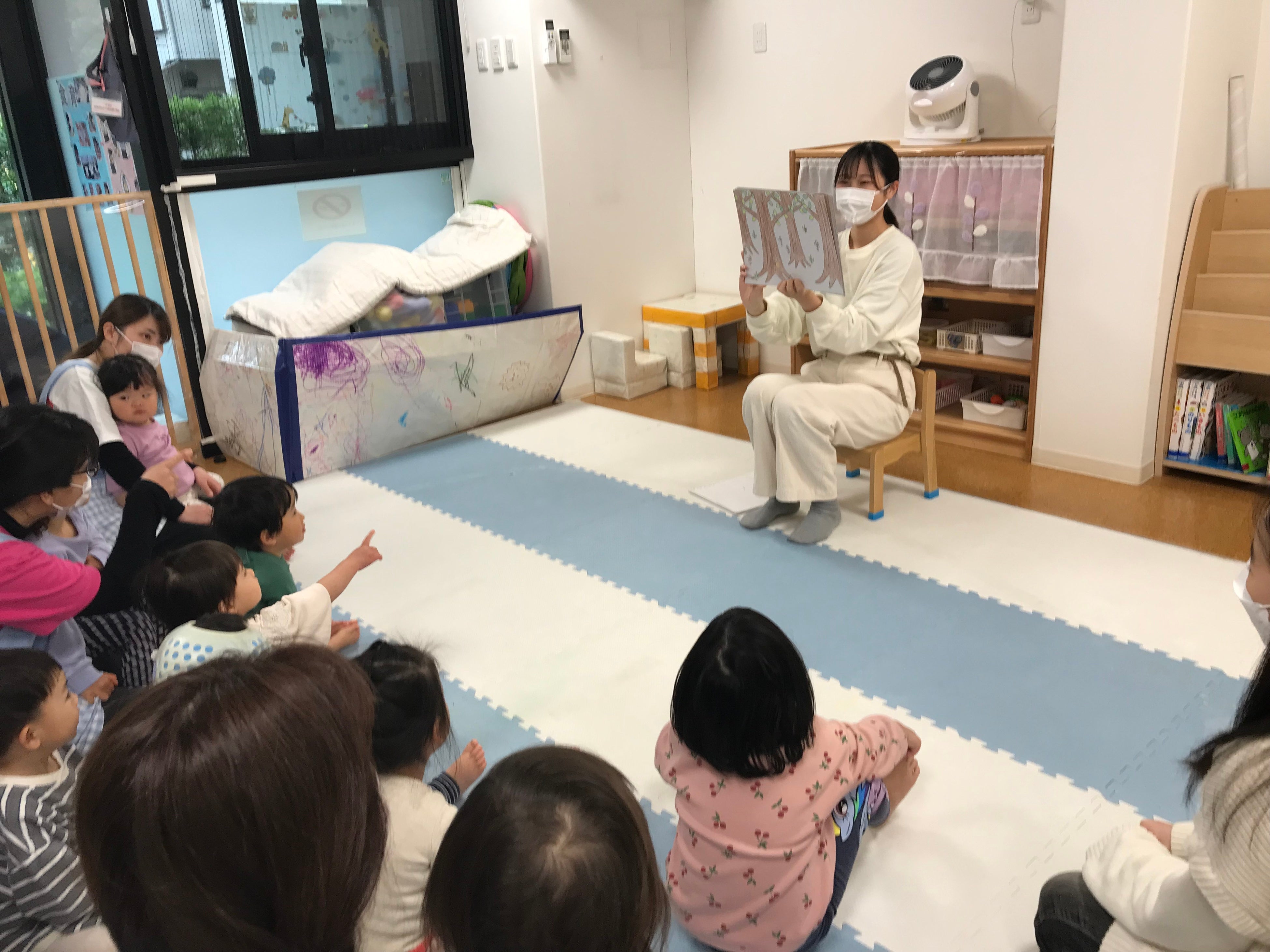 　＜自作の紙芝居を演じる保育学生と子どもたちの様子＞