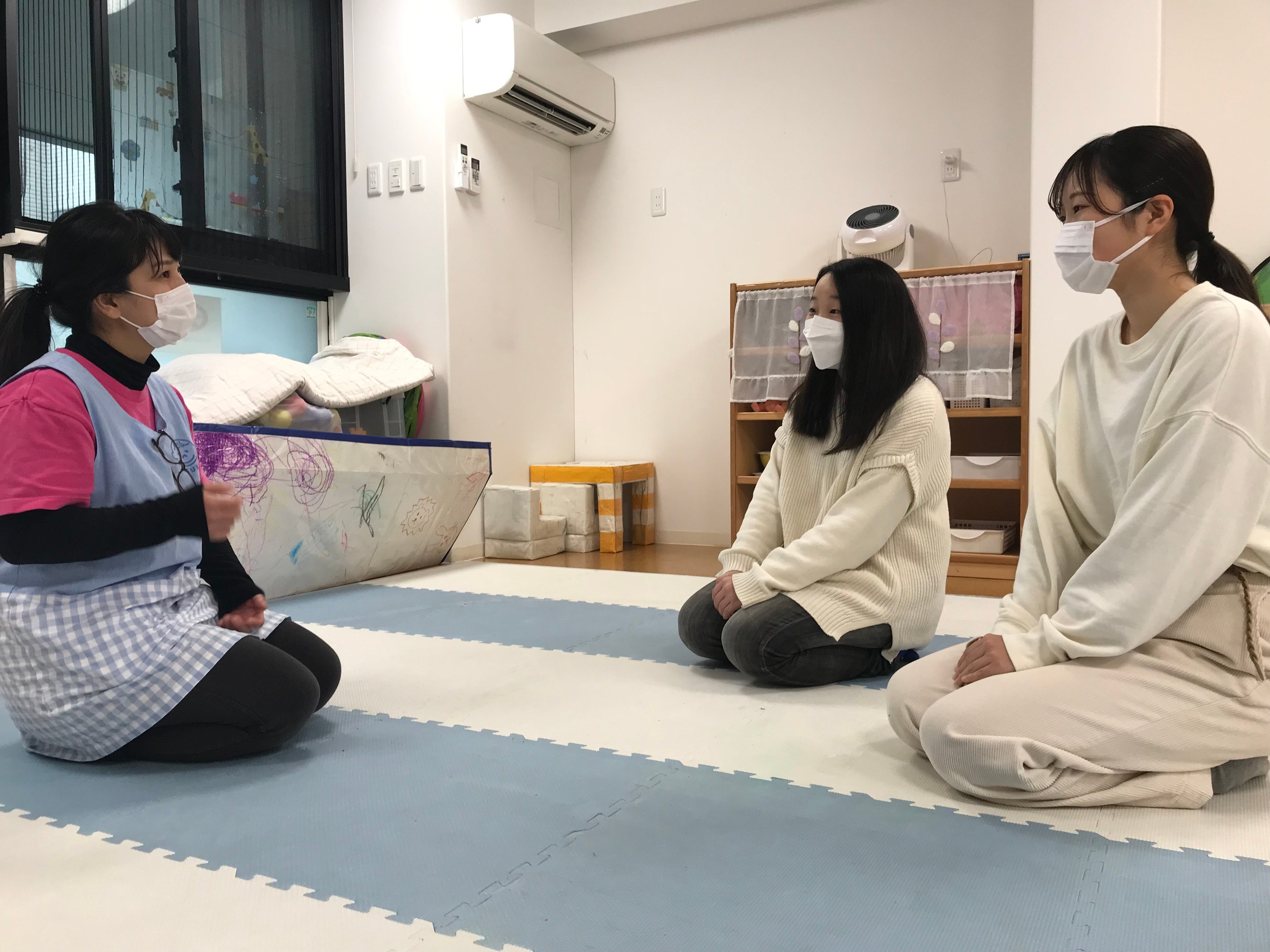 ＜現役保育士からのフィードバックを受ける保育学生＞