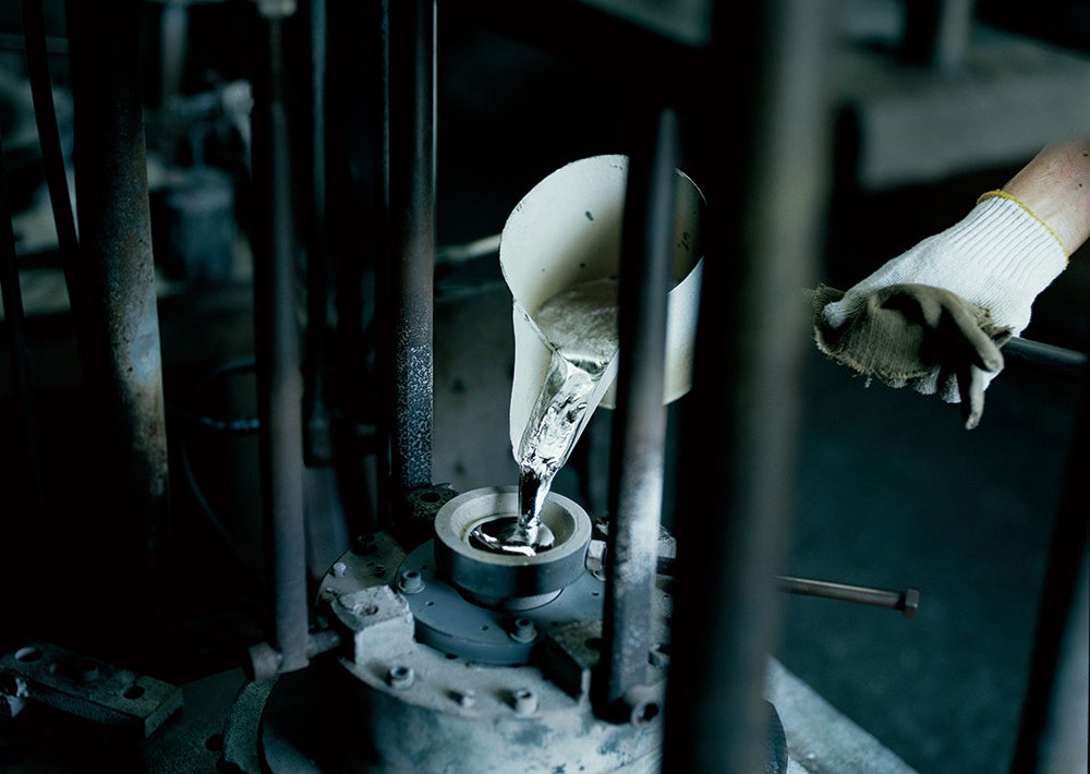 一つひとつ、熟練の職人が手先の感覚で美しい鍋を造り上げます。