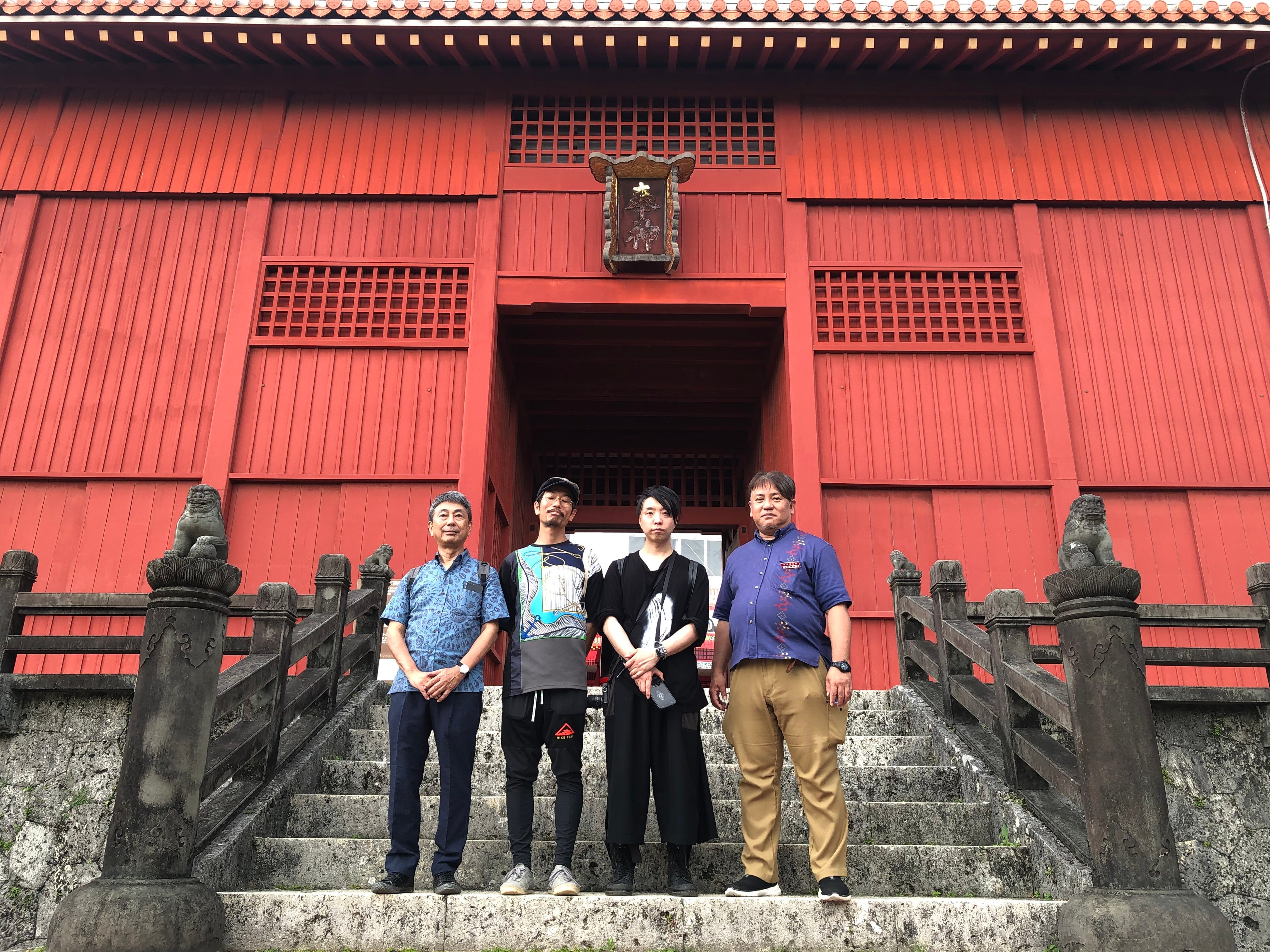 （中央左）映像の奏者WOWの近藤樹と（右）落合陽一。首里城でのフィールドワークにて