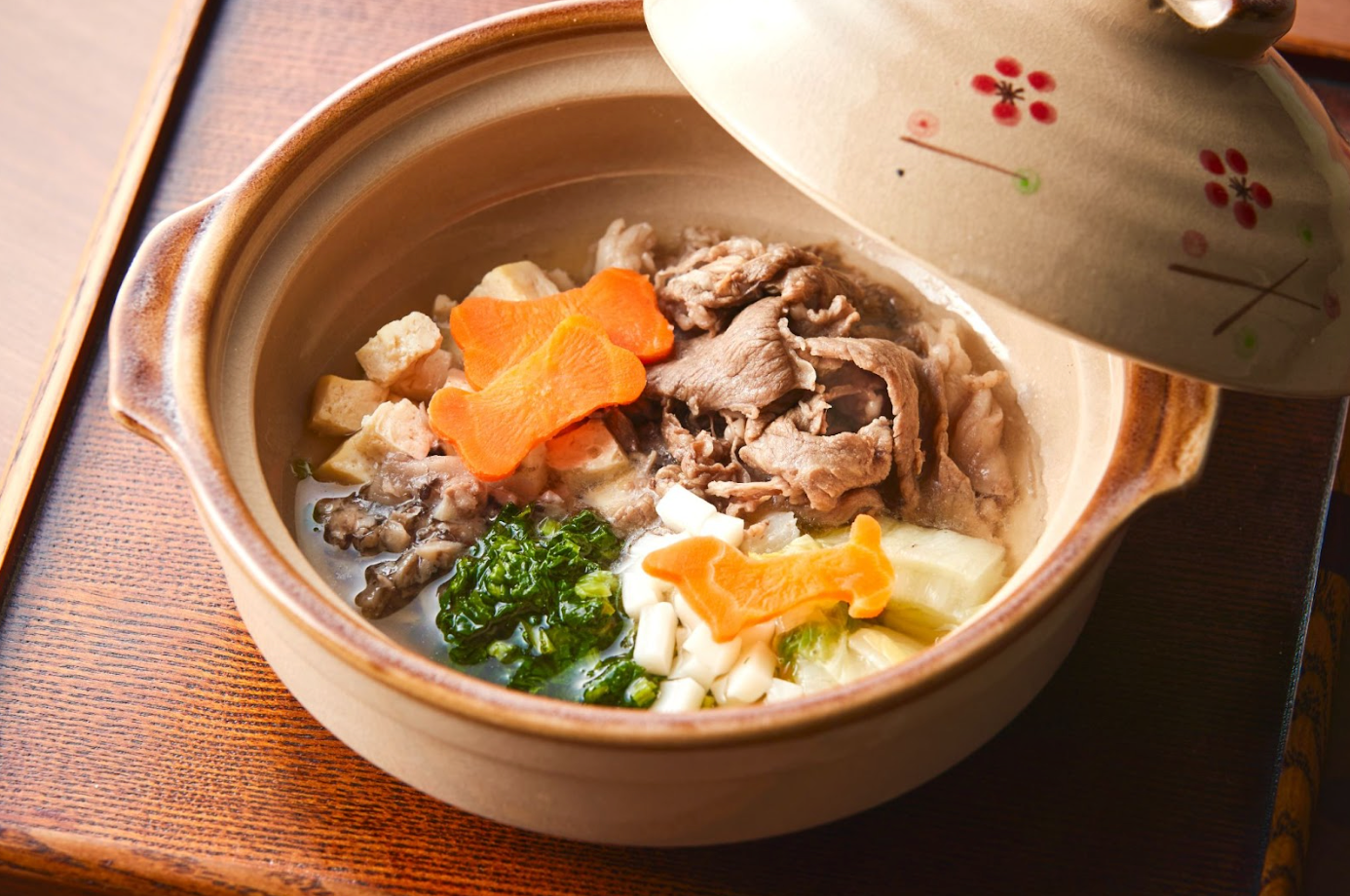 愛犬の健康を大切にする帝塚山ハウンドカム製の「愛犬用の和牛すき焼き鍋（オヤツ付き）」