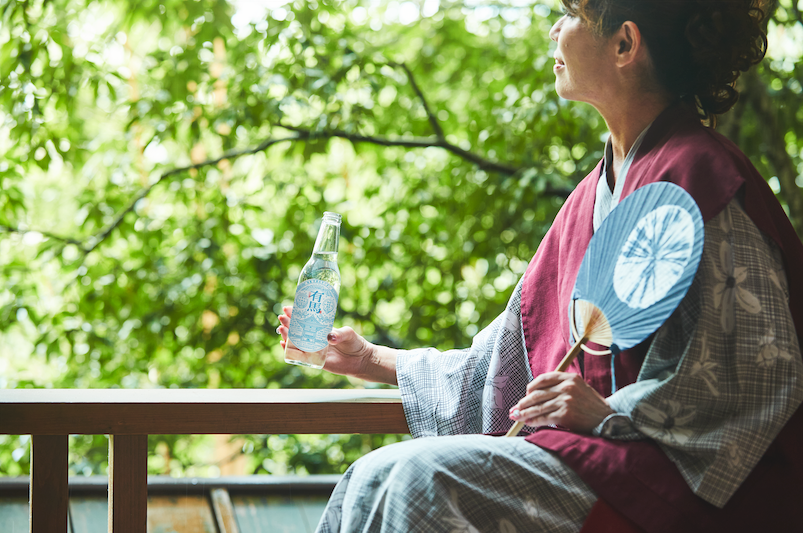 お⾵呂上がり・食中・⾷後・起床後などどのような場面でも爽やかにお飲みいただけるサイダー
