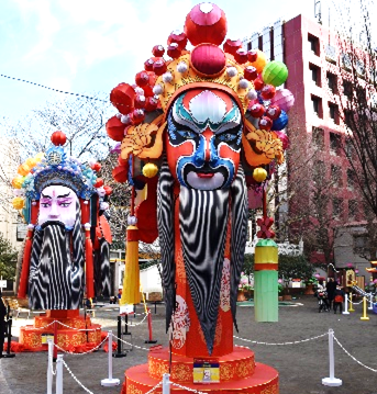 巨大春節オブジェ「三面柱」