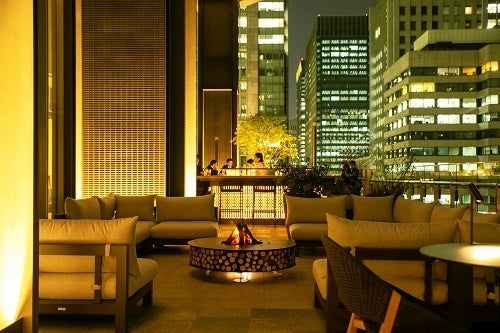 夜の丸の内ハウス テラスの様子（皇居側）