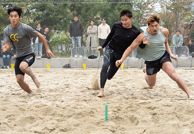 写真右：栗原崇選手は、アメリカンフットボールの元選手。現在は実業家・Youtuberとしても活動しており、高い身体能力で予選を勝ち進み会場を沸かせた。
