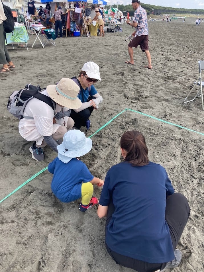 お子様連れのお客様とクルーが宝石探しをしている様子