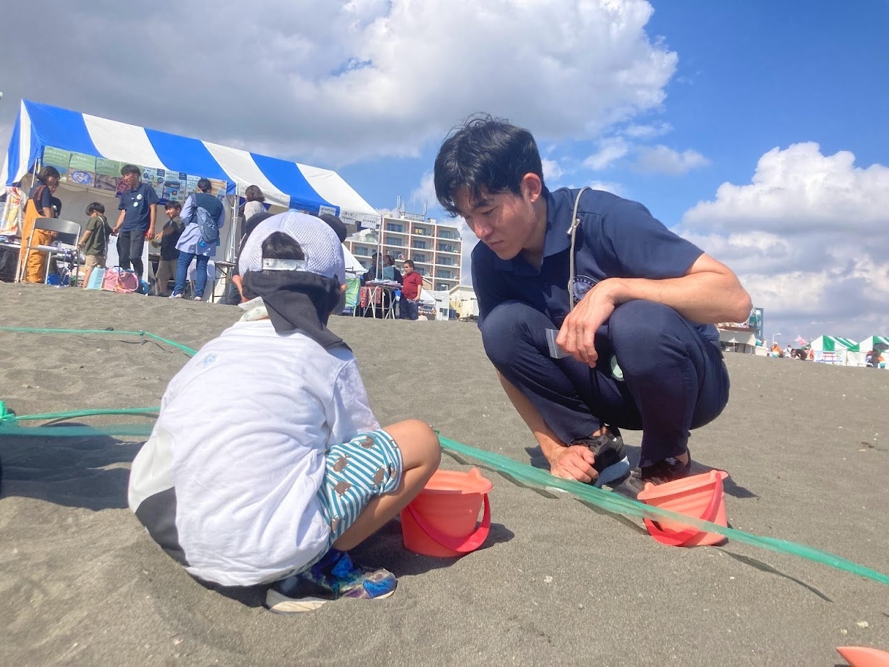 子供とクルーが宝石探しをしている様子
