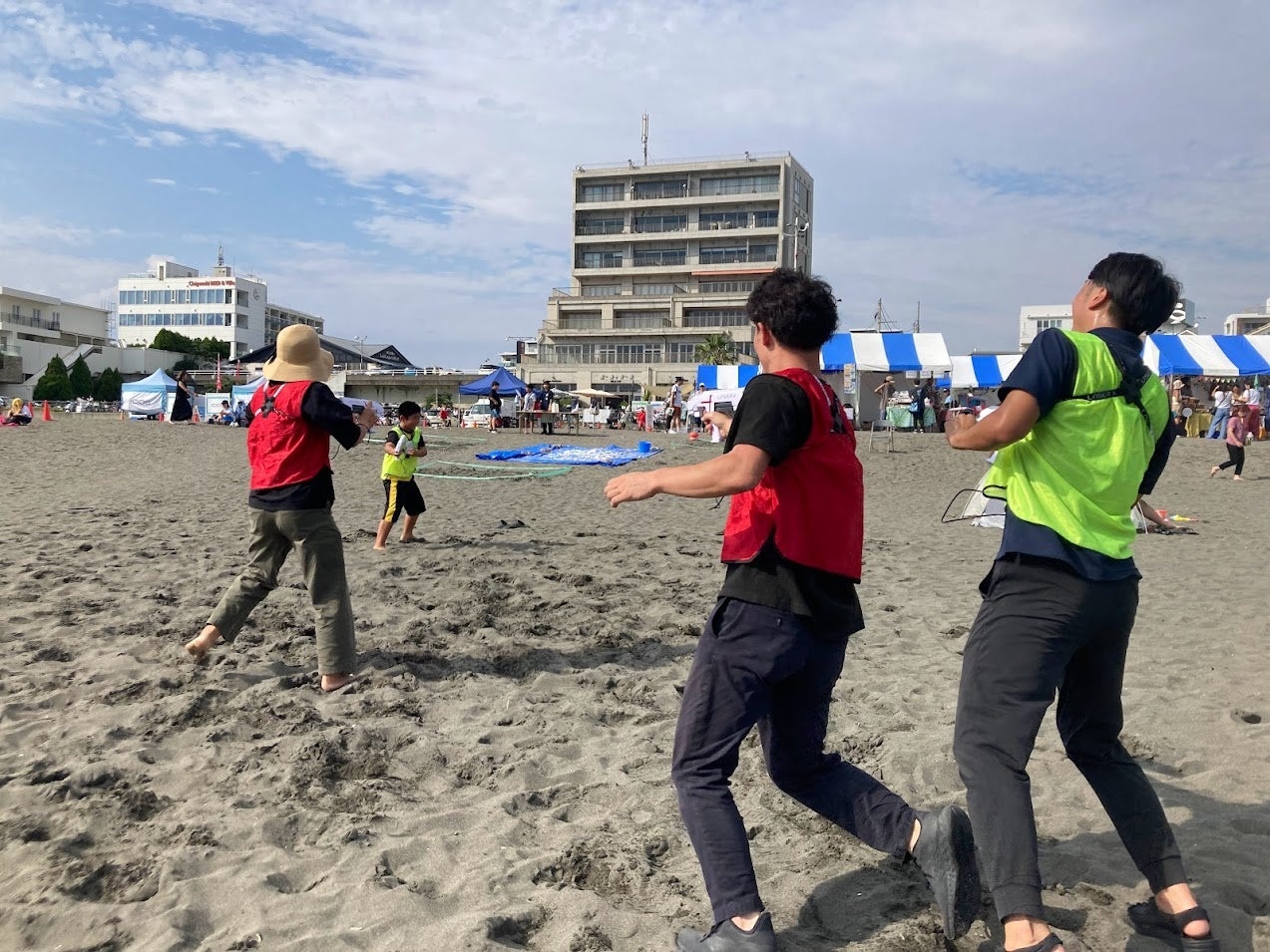 お母さん＆クルー対子供＆クルーでサバイバルゲームをしている様子