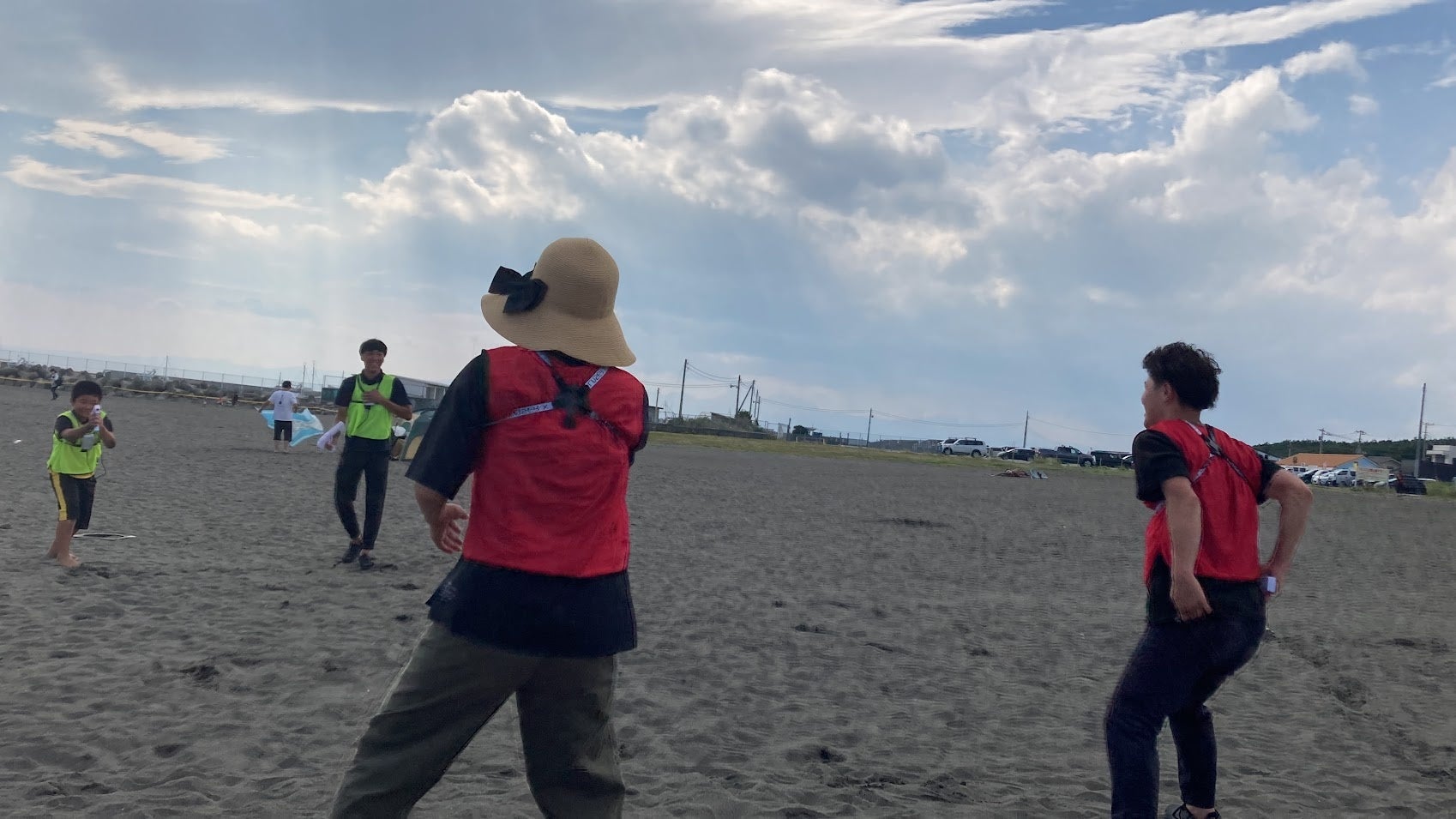 お母さん＆クルー対子供＆クルーでサバイバルゲームをしている様子