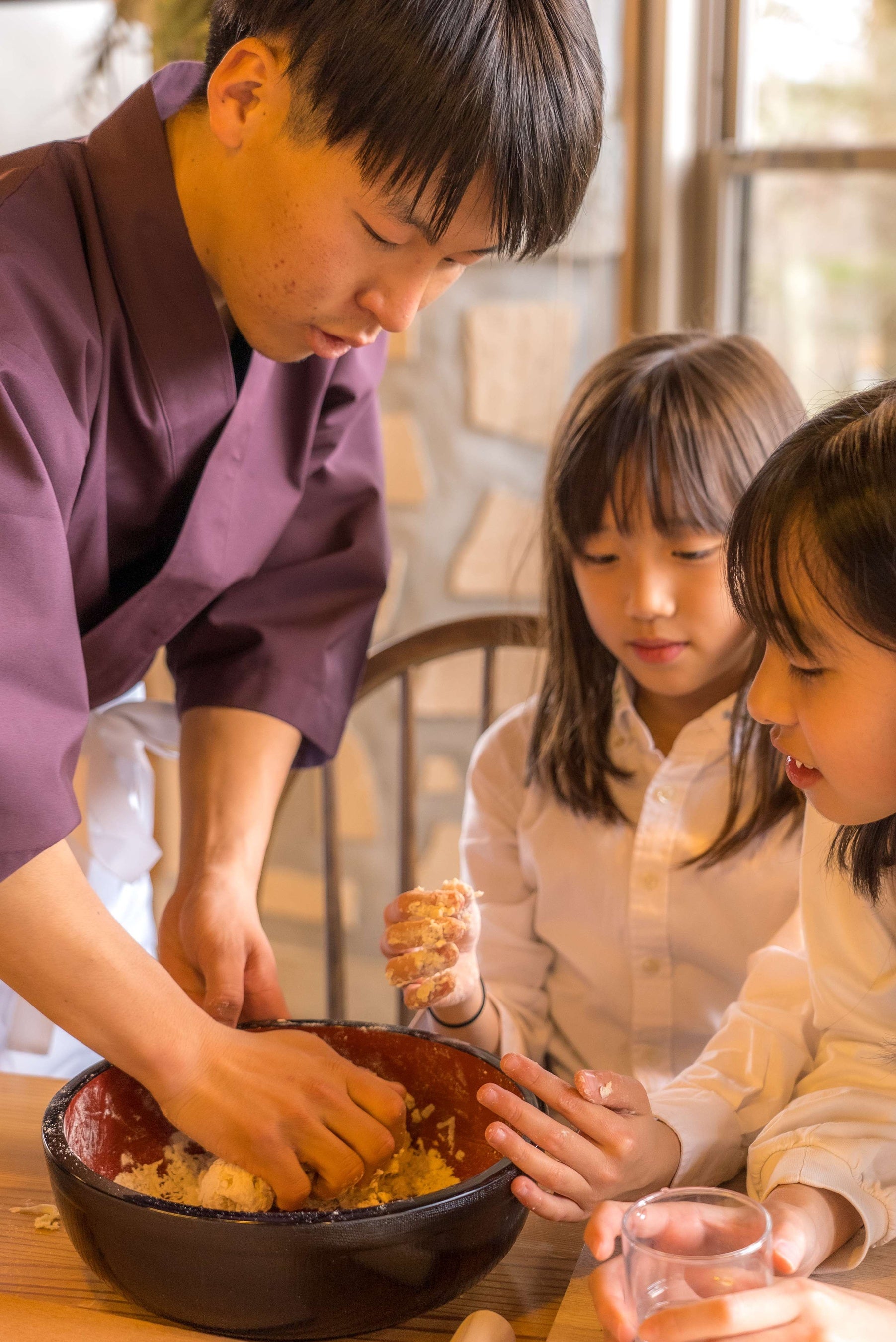 山梨県で有名なほうとう作りアクティビティをしている様子