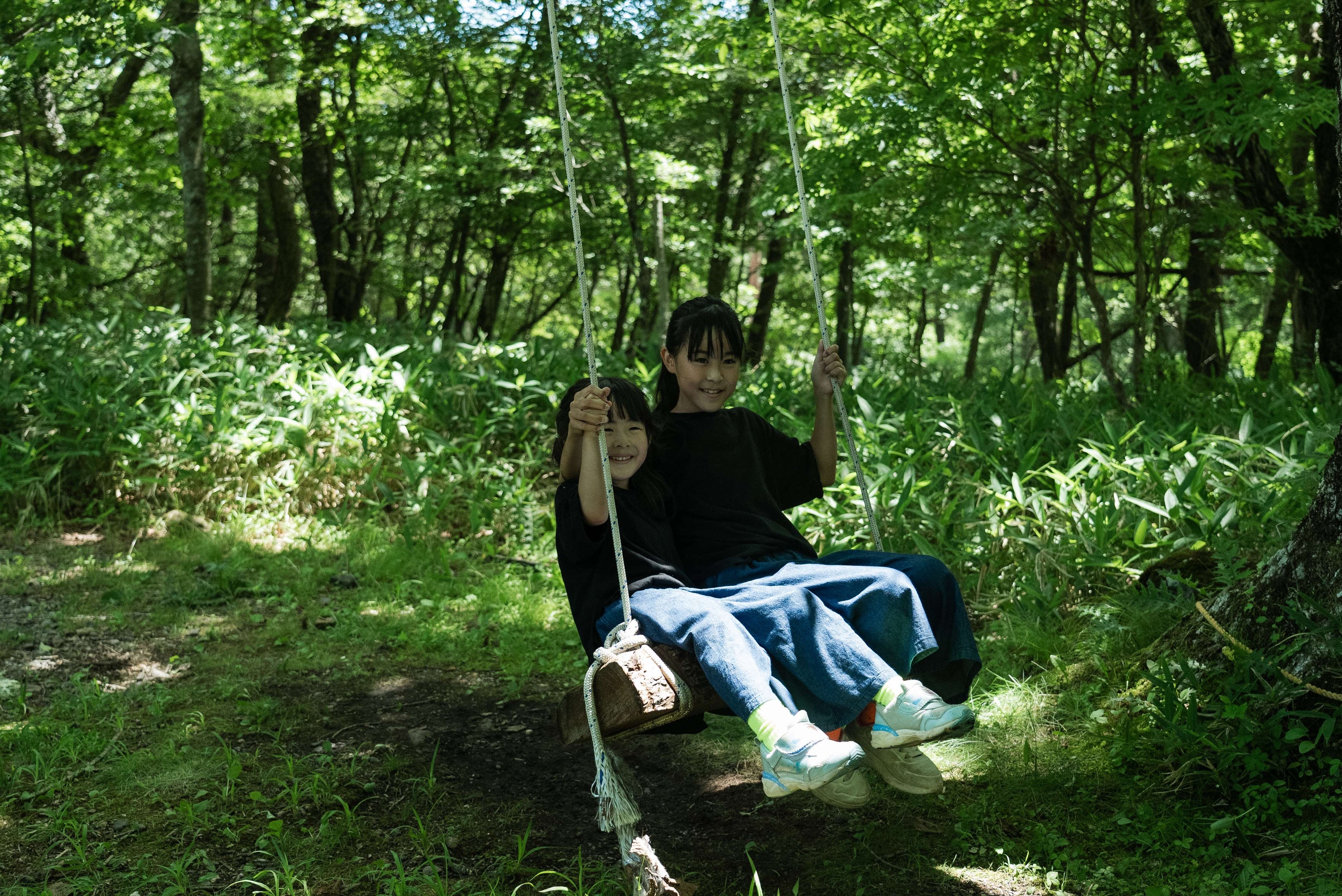 八ヶ岳の森の中でブランコに乗っている様子