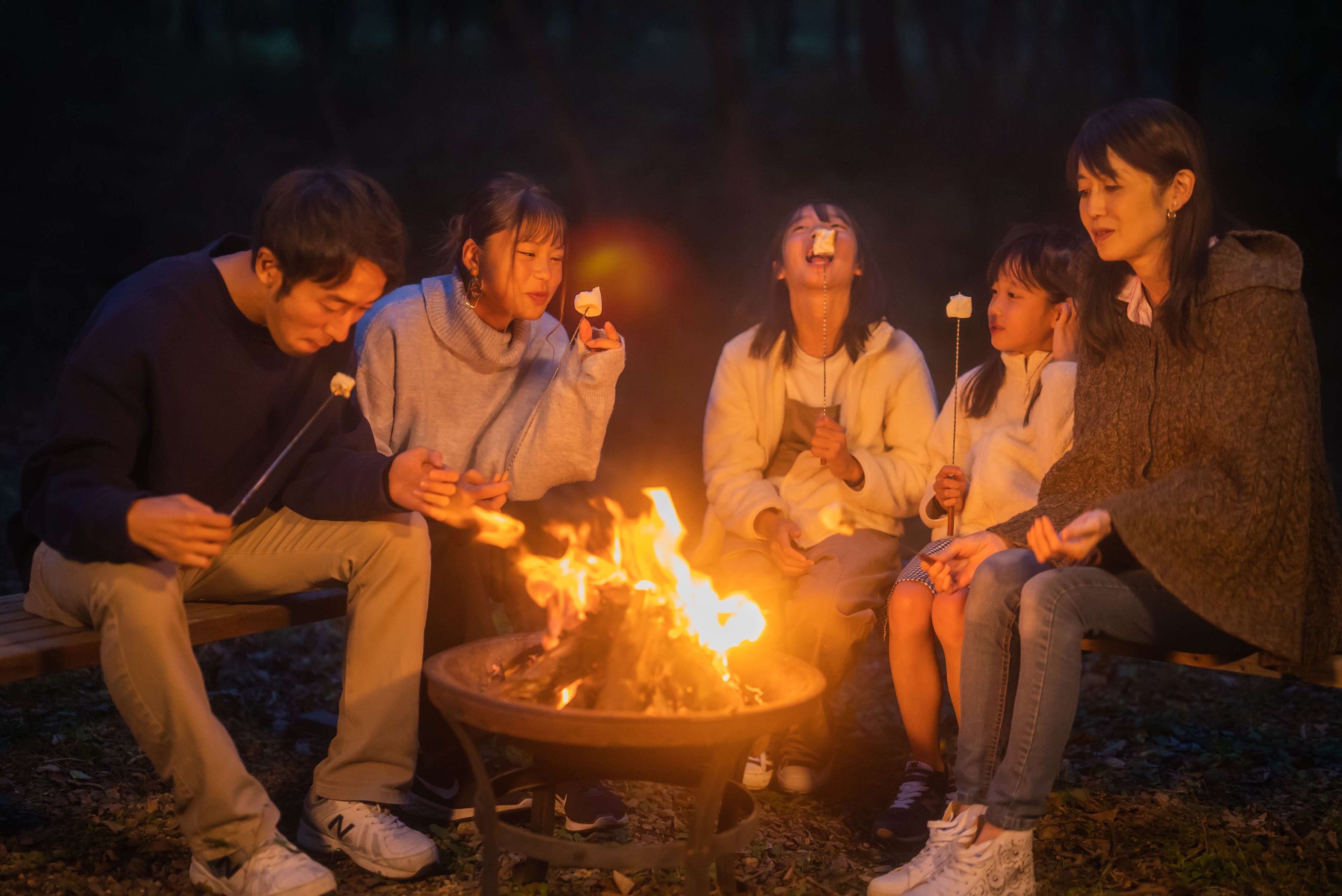 焚火でマシュマロ焼き体験をしている様子